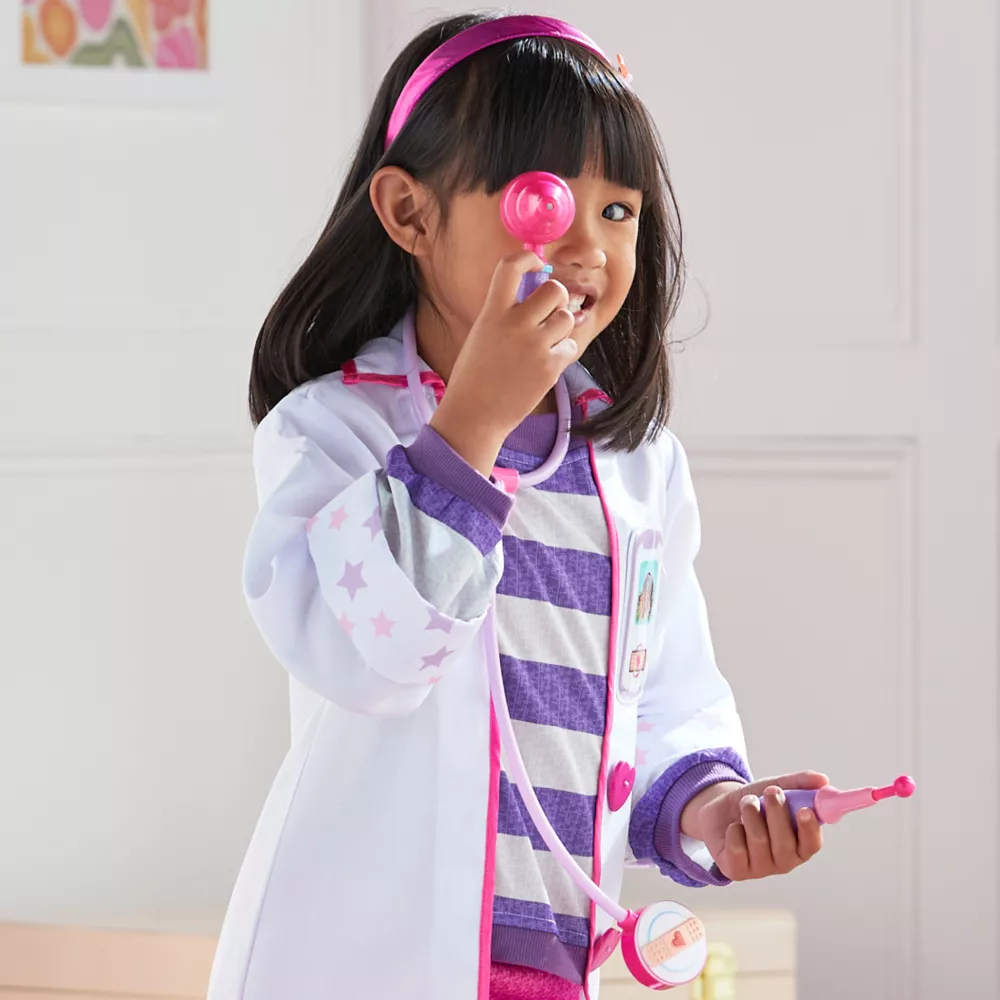 Disney Store Déguisement Docteur La Peluche Pour Enfants 5 Disney Store Déguisement Docteur La Peluche Pour Enfants – Image 5