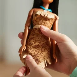Disney Store Poupée Classique Pocahontas 9 Disney Store Poupée Classique Pocahontas -Jouets Soldes 460011777726 3