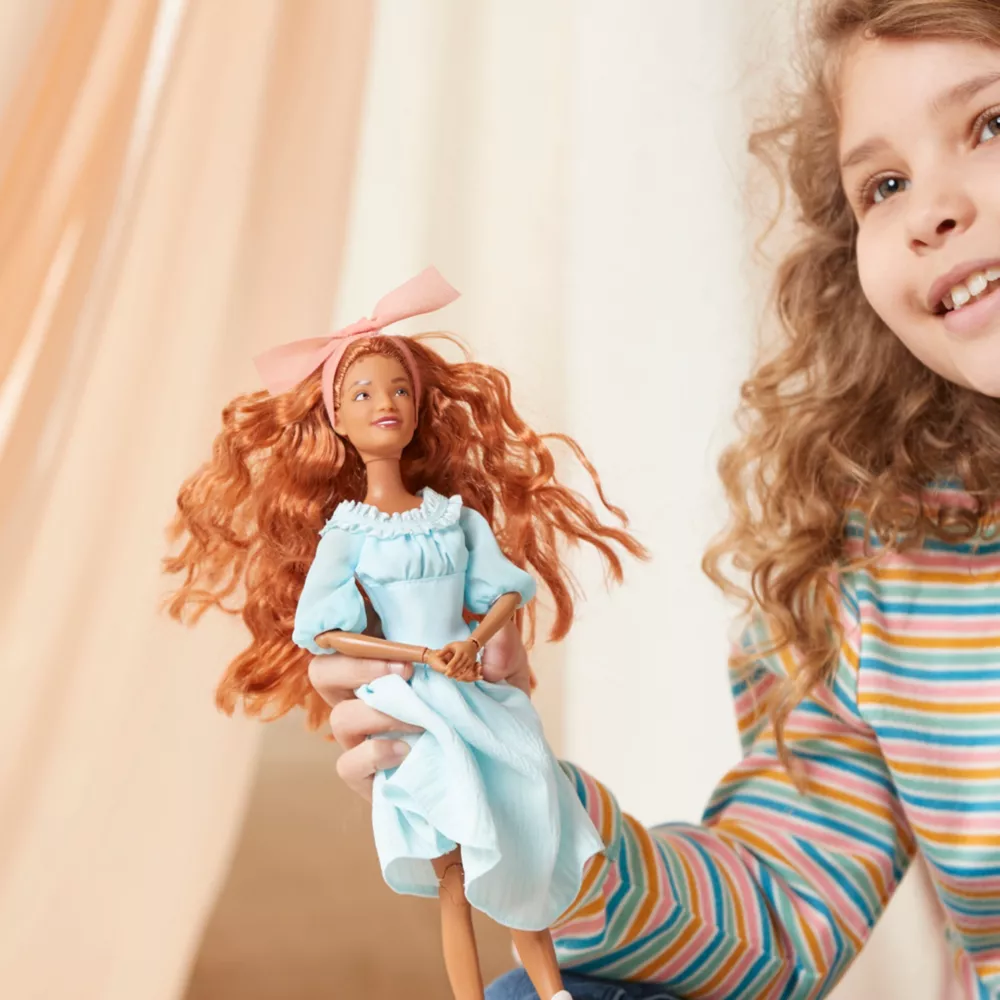 Disney Store Poupée Musicale Ariel, La Petite Sirène (2023) 4 Disney Store Poupée Musicale Ariel, La Petite Sirène (2023) – Image 4