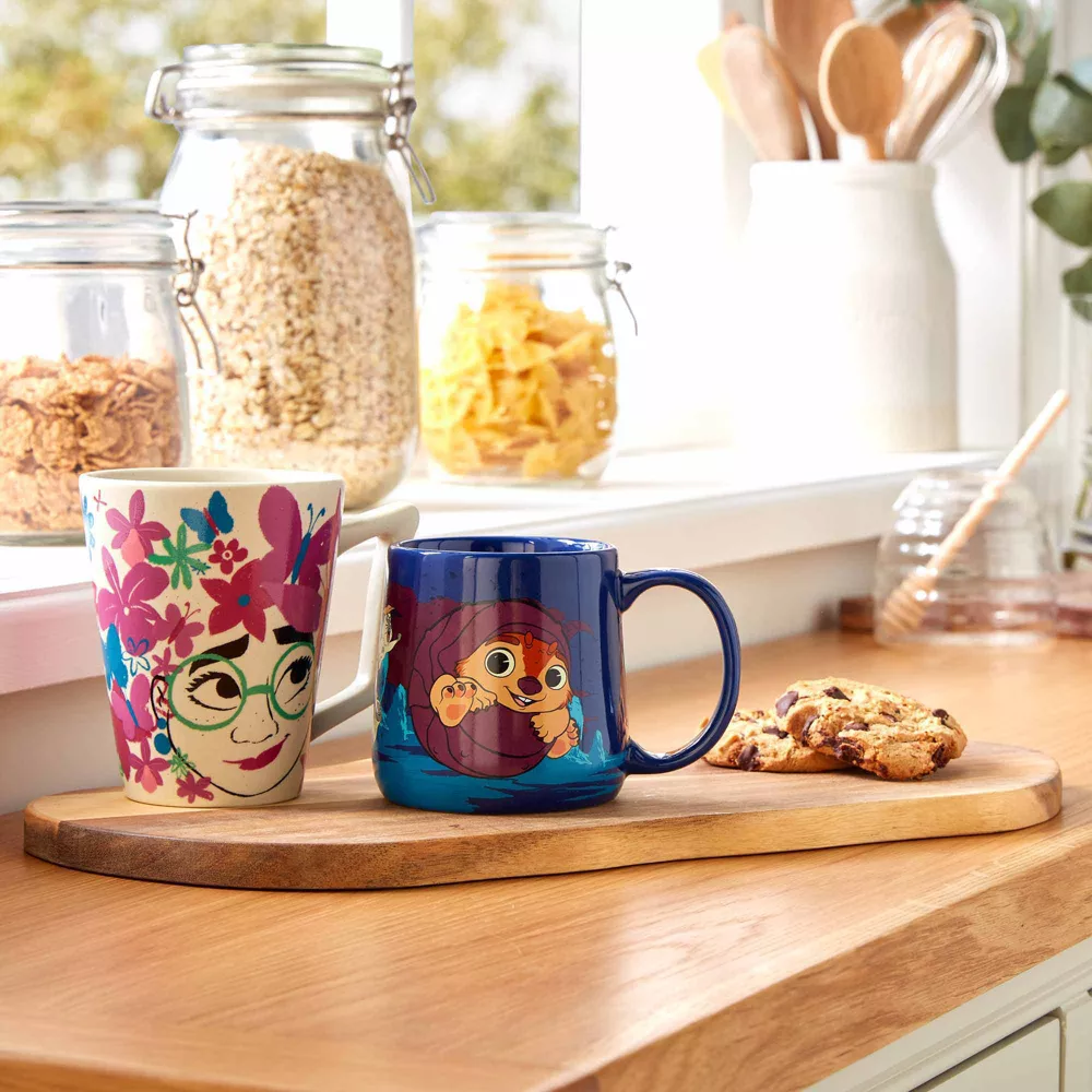 Disney Store Mug Mirabel Madrigal, Encanto, La Fantastique Famille Madrigal 3 Disney Store Mug Mirabel Madrigal, Encanto, La Fantastique Famille Madrigal – Image 3
