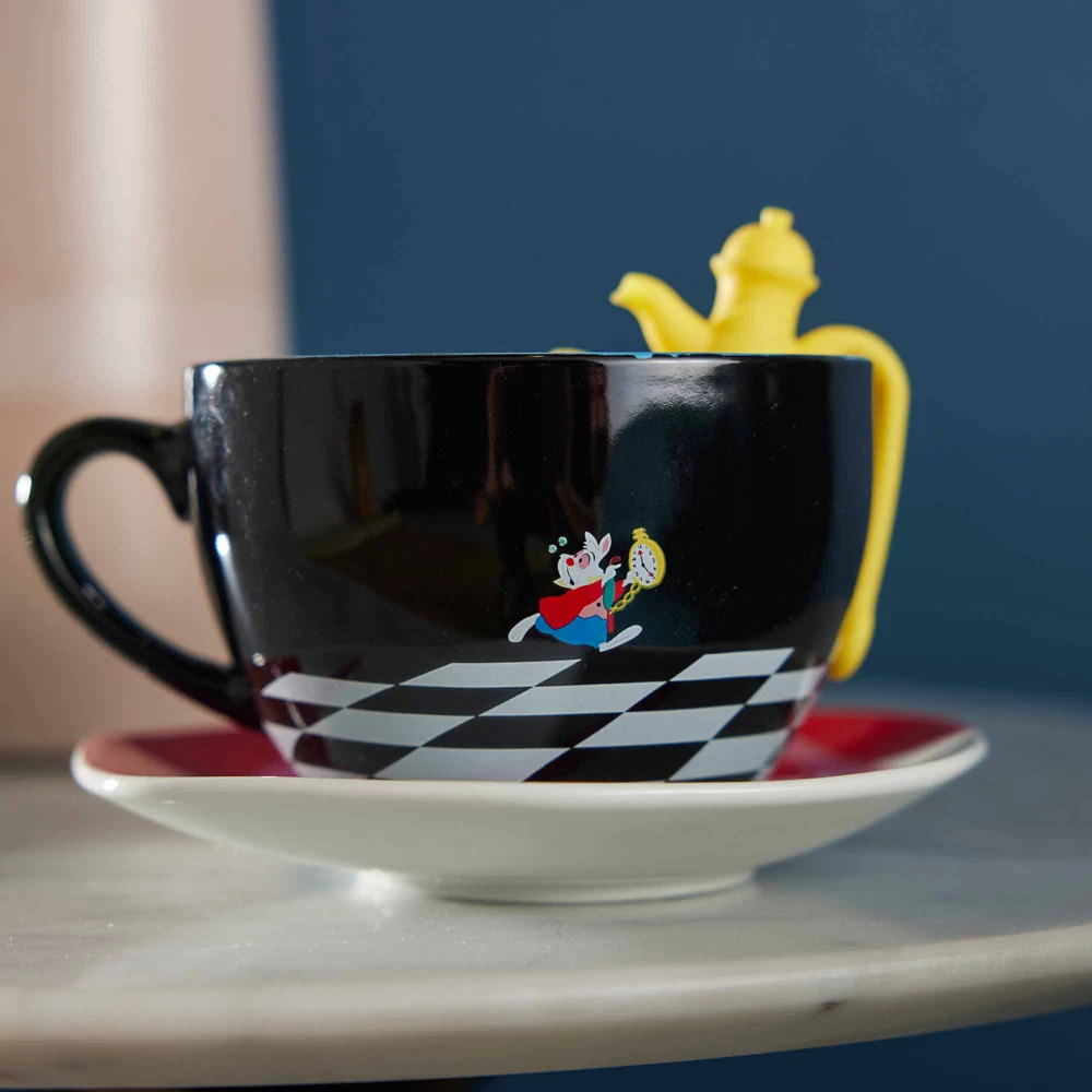 Disney Store Coffret Tasse, Soucoupe Et Infuseur Alice Au Pays Des Merveilles 2 Disney Store Coffret Tasse, Soucoupe Et Infuseur Alice Au Pays Des Merveilles – Image 2